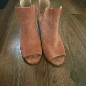 Women’s leather shoe open toed by Sole Society .. in very good condition, size 9